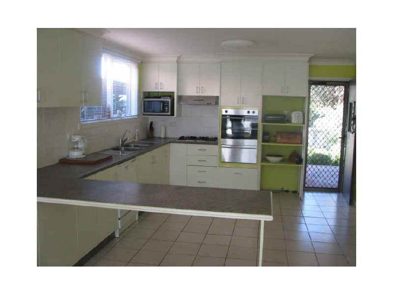 13 Churchill Avenue, Kooringal NSW 2650