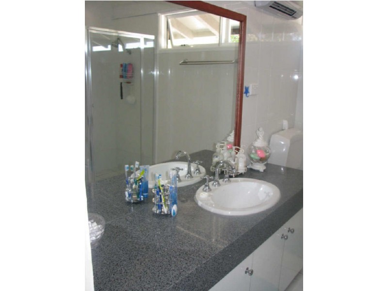 13 Churchill Avenue, Kooringal NSW 2650