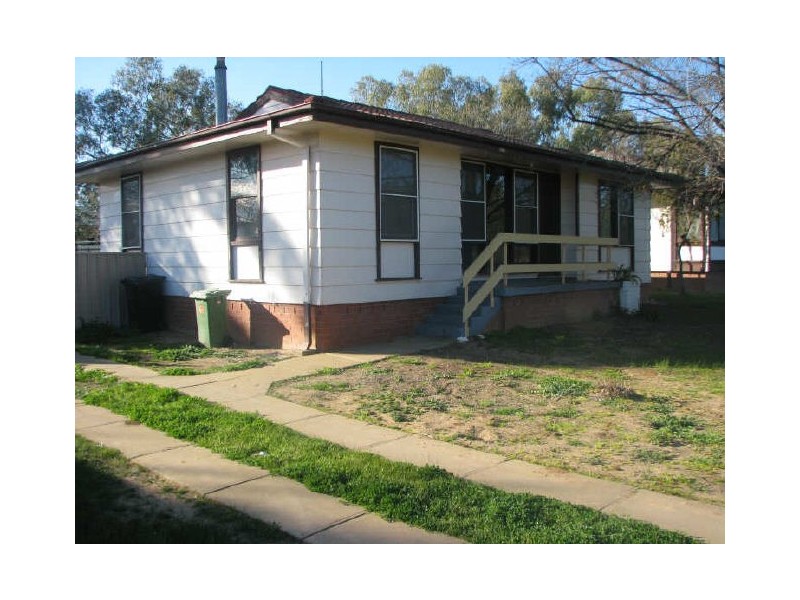 3 Warren Place, Mount Austin NSW 2650
