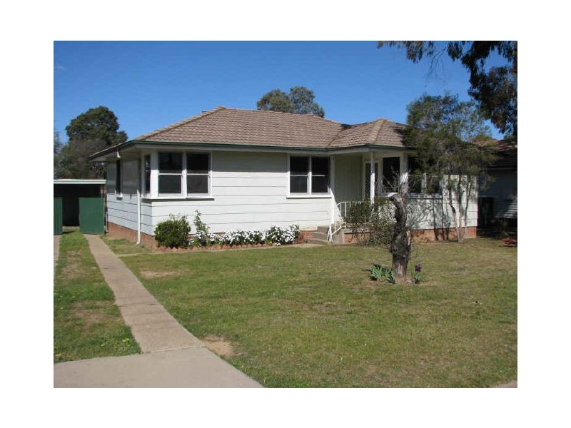 6 Chifley Crescent, Kooringal NSW 2650