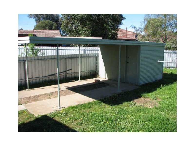 6 Chifley Crescent, Kooringal NSW 2650
