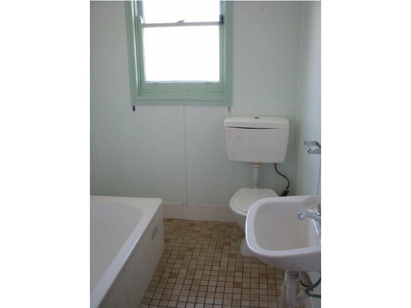 6 Chifley Crescent, Kooringal NSW 2650