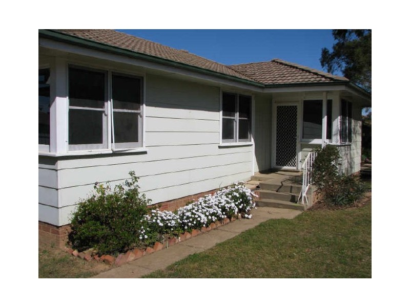 6 Chifley Crescent, Kooringal NSW 2650