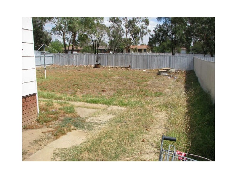 16 Warren Place, Mount Austin NSW 2650