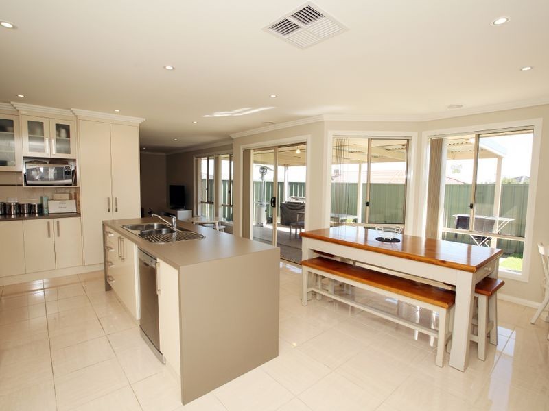 2/4 Quandong Place, Forest Hill NSW 2651