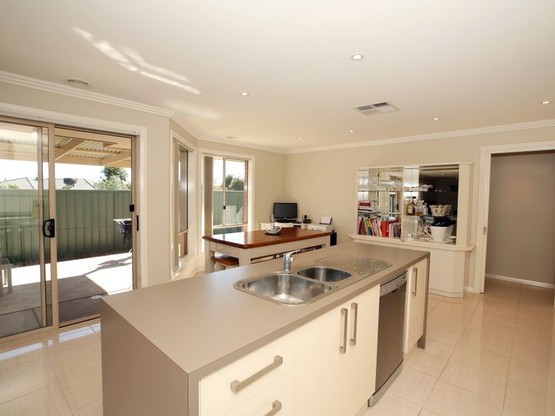 2/4 Quandong Place, Forest Hill NSW 2651