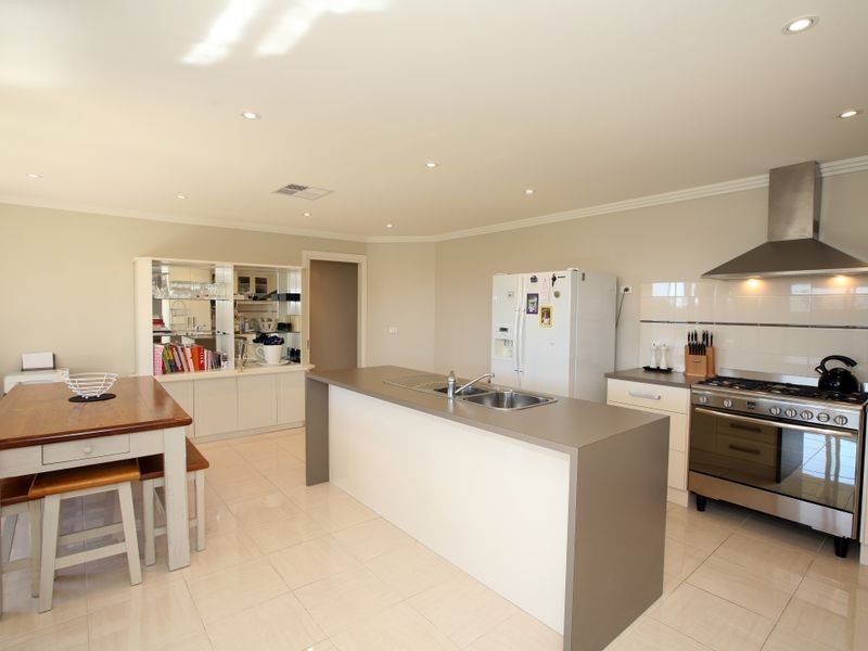 2/4 Quandong Place, Forest Hill NSW 2651