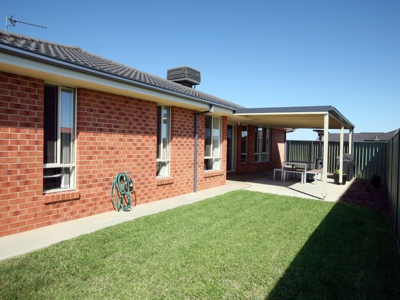 2/4 Quandong Place, Forest Hill NSW 2651