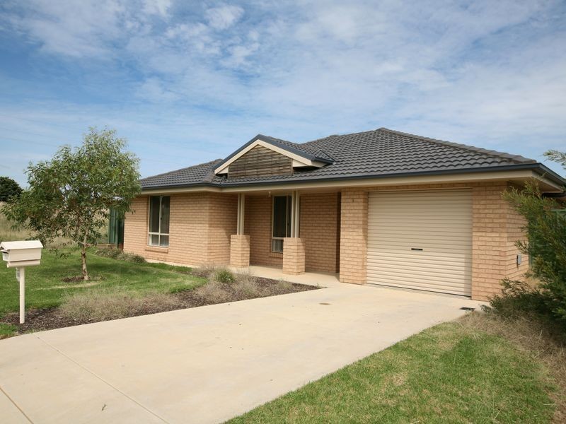 1/5 Quandong Place, Forest Hill NSW 2651