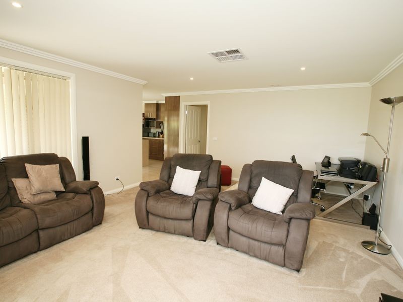 1/5 Quandong Place, Forest Hill NSW 2651