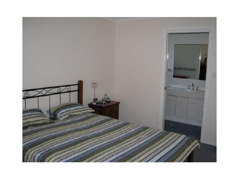 24 Woomera Place, Glenfield Park NSW 2650