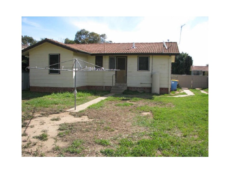 13 Meads Place, Mount Austin NSW 2650