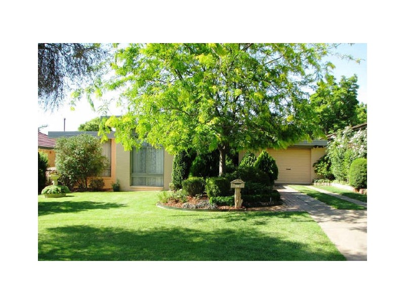 33 Nixon Crescent, Tolland NSW 2650