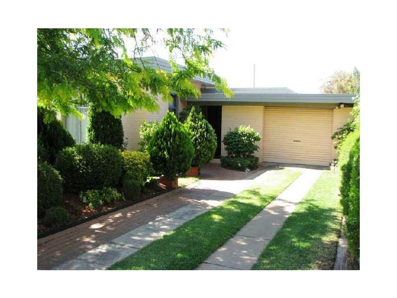 33 Nixon Crescent, Tolland NSW 2650