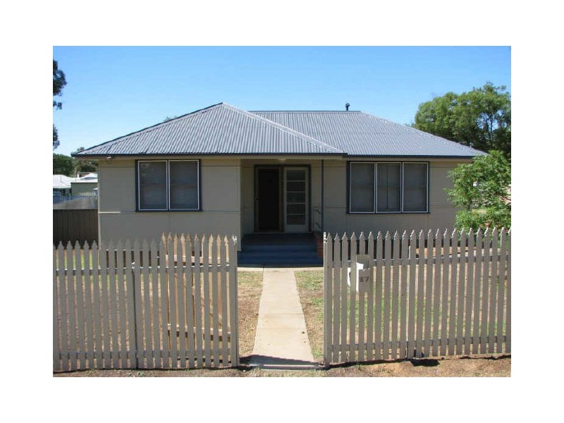 27 McKell Avenue, Mount Austin NSW 2650
