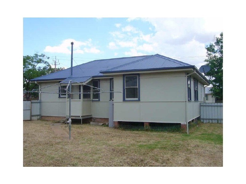 27 McKell Avenue, Mount Austin NSW 2650