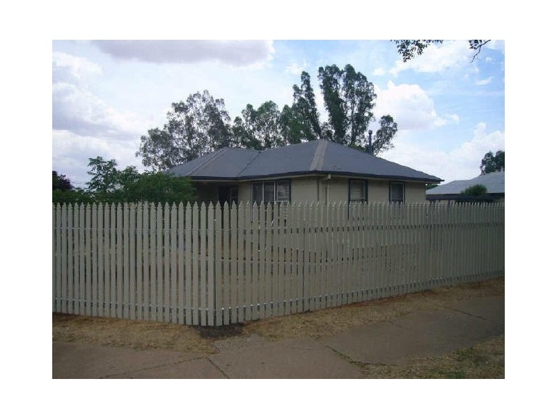 27 McKell Avenue, Mount Austin NSW 2650