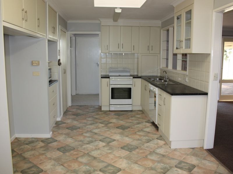 2 Oleander Crescent, Lake Albert NSW 2650