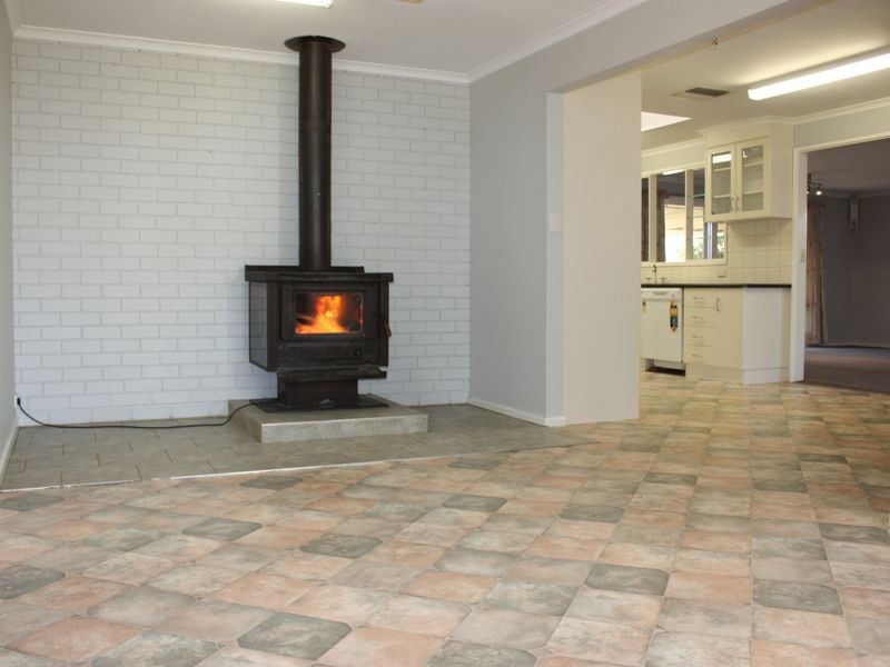 2 Oleander Crescent, Lake Albert NSW 2650