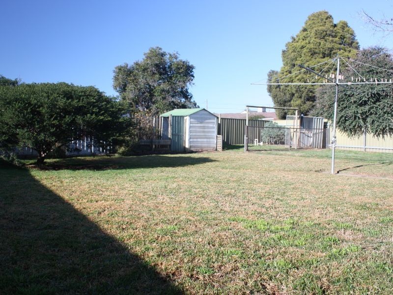 2 Oleander Crescent, Lake Albert NSW 2650