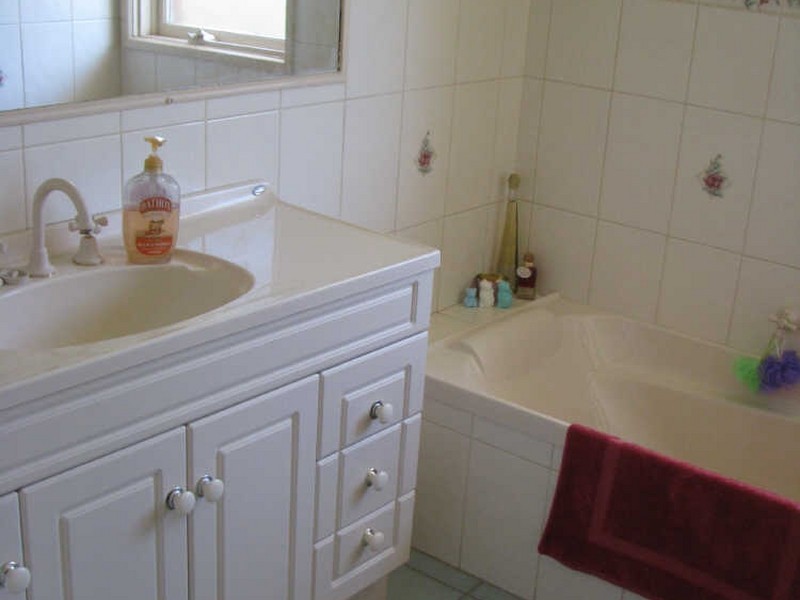 2 Oleander Crescent, Lake Albert NSW 2650