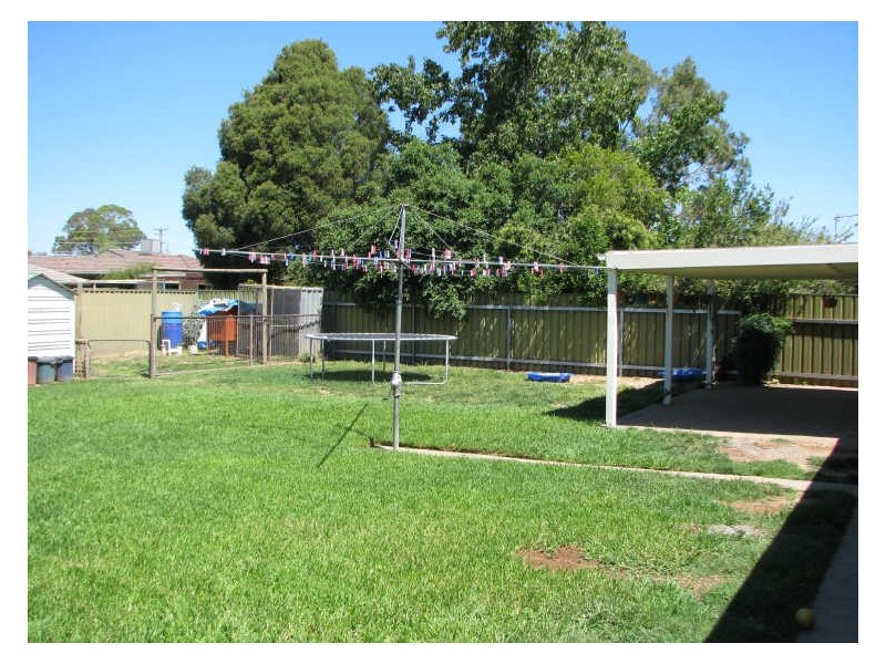 2 Oleander Crescent, Lake Albert NSW 2650