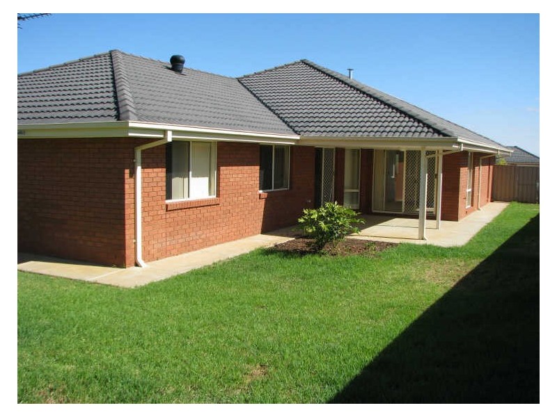 39 Paldi Crescent, Glenfield Park NSW 2650