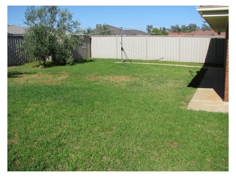 39 Paldi Crescent, Glenfield Park NSW 2650