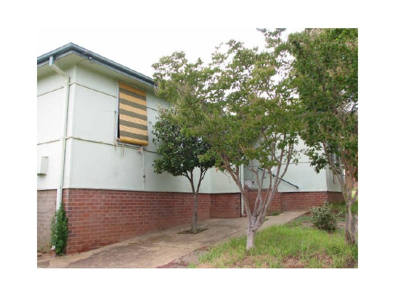 25 Phillip Avenue, Mount Austin NSW 2650