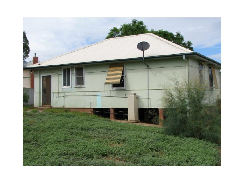 25 Phillip Avenue, Mount Austin NSW 2650