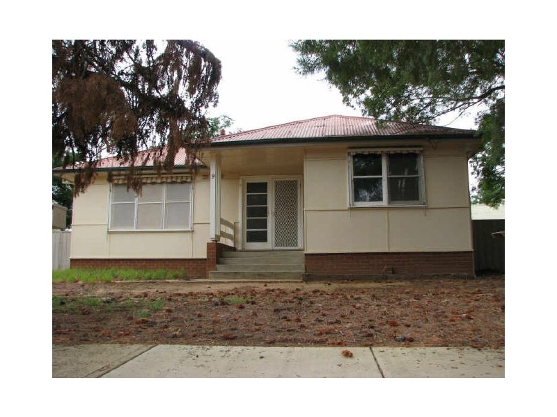 9 Hunter Street, Mount Austin NSW 2650