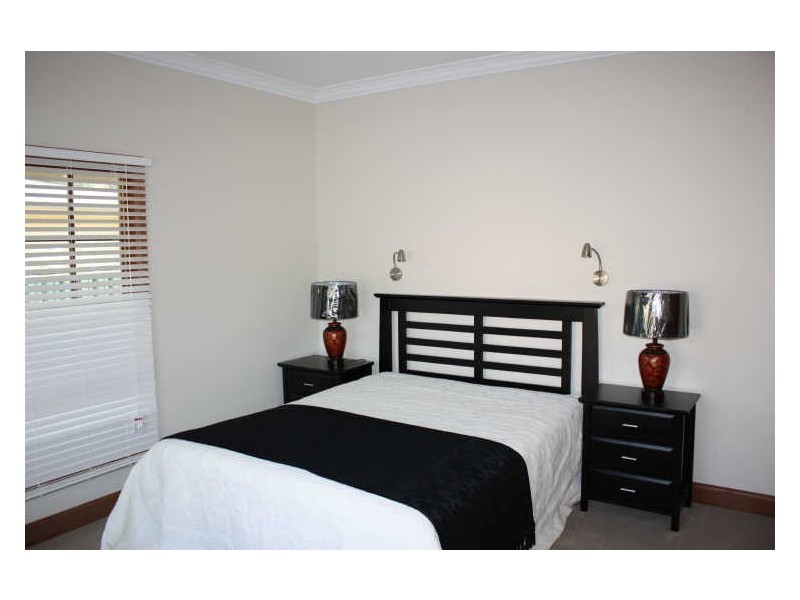 2/17 Craft Street, Lake Albert NSW 2650