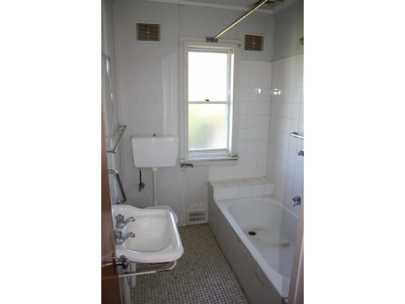 18 Hunter Street, Mount Austin NSW 2650