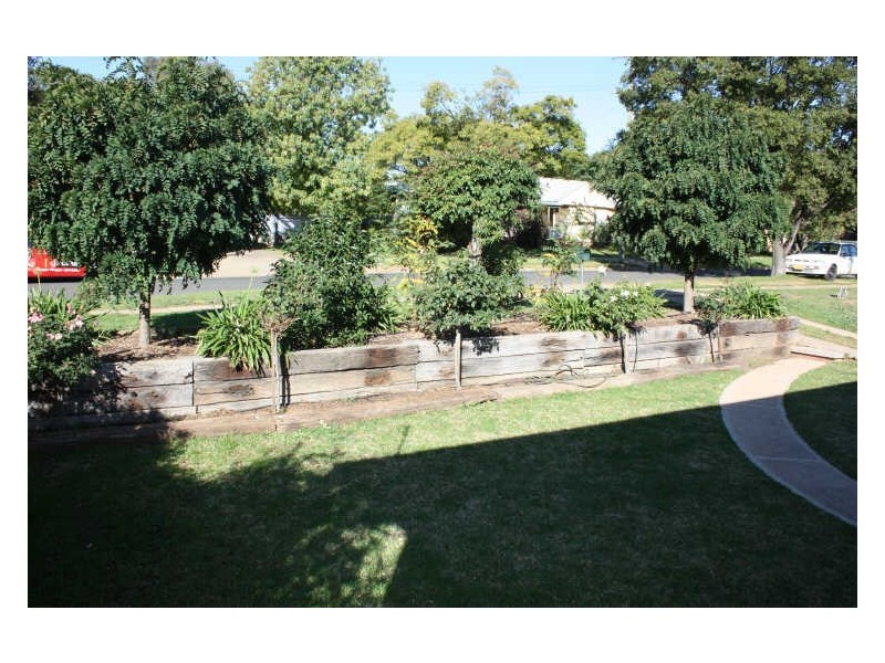 6 Victoria Street, Mount Austin NSW 2650