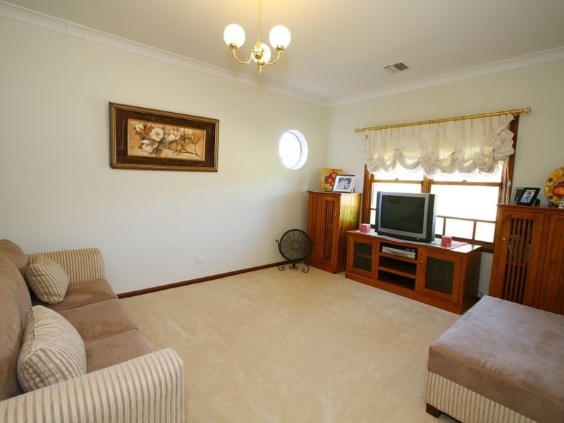 1 Stockton Place, Estella NSW 2650