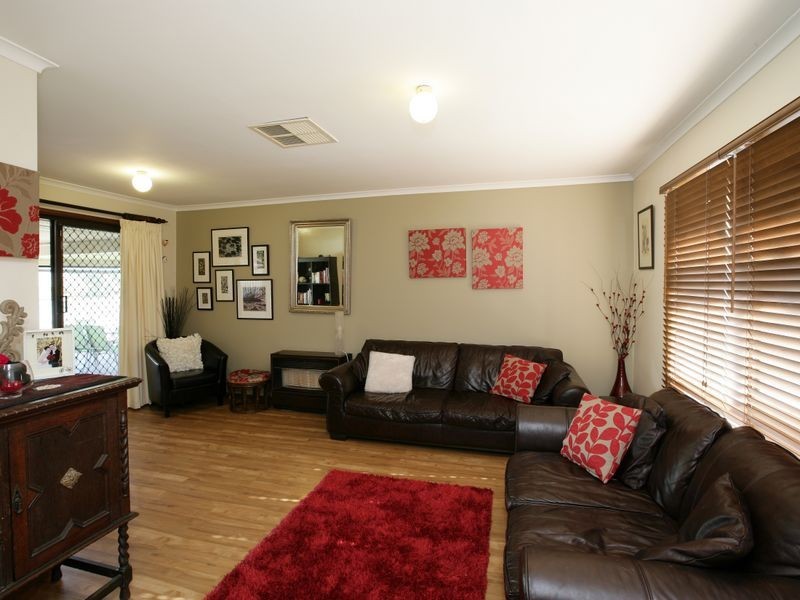 4 Atkins Place, Estella NSW 2650