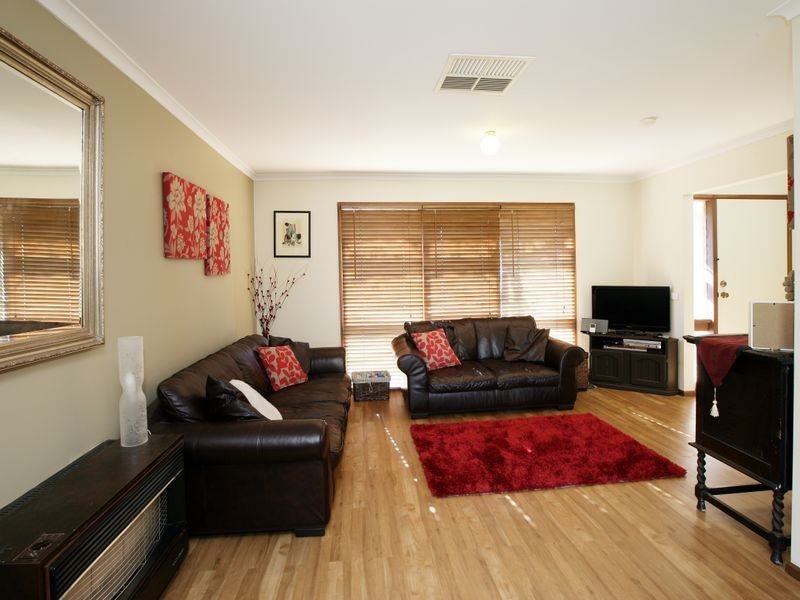 4 Atkins Place, Estella NSW 2650