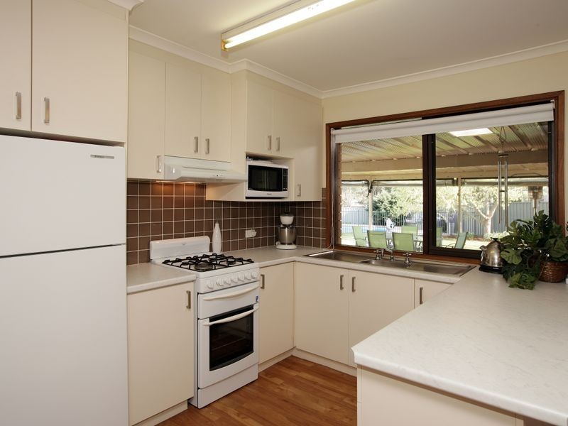 4 Atkins Place, Estella NSW 2650