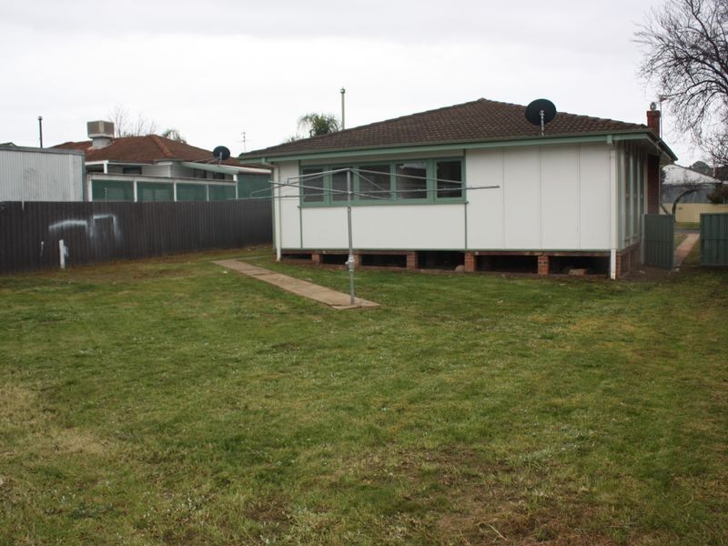 21 Tichborne Crescent, Kooringal NSW 2650