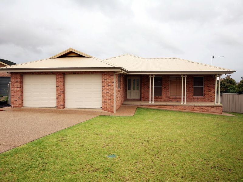 15 Dobell Place, Lloyd NSW 2650