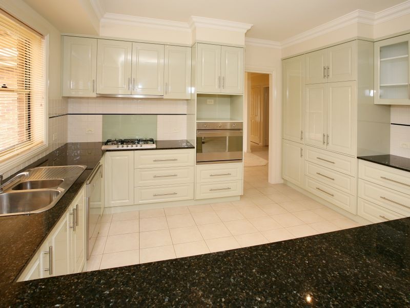 15 Dobell Place, Lloyd NSW 2650