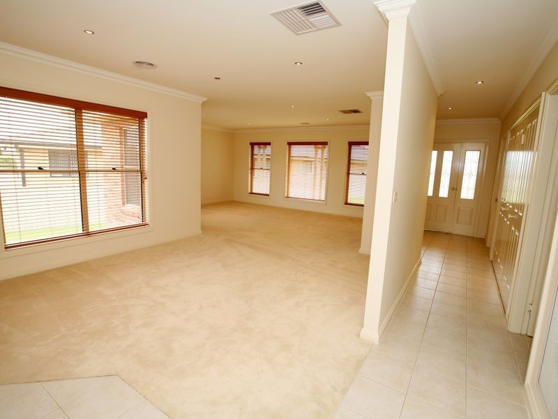 15 Dobell Place, Lloyd NSW 2650