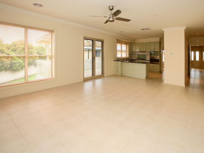 15 Dobell Place, Lloyd NSW 2650