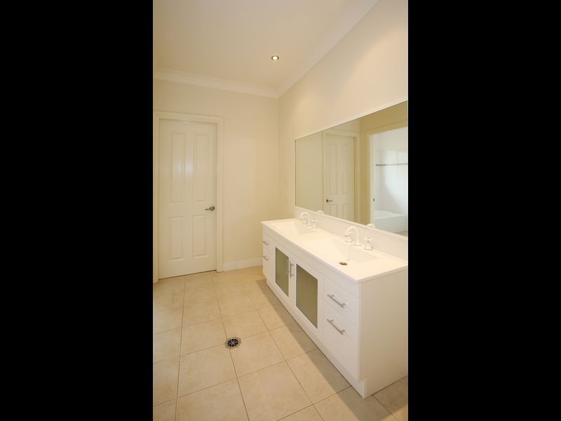 15 Dobell Place, Lloyd NSW 2650