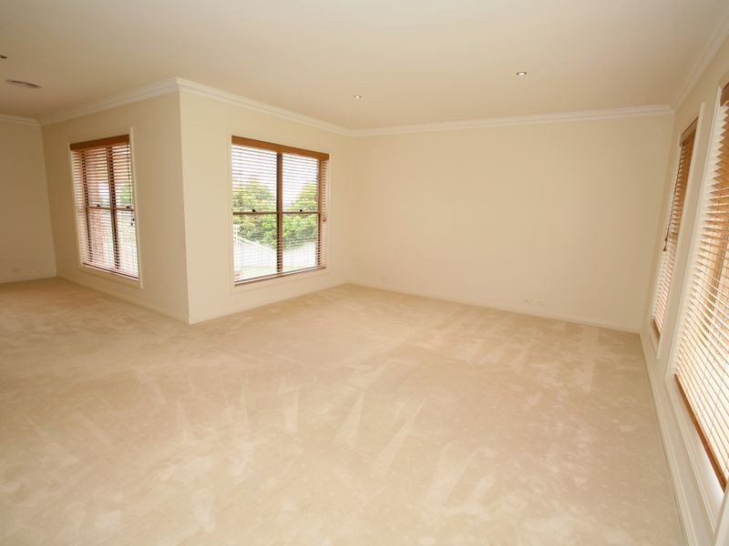 15 Dobell Place, Lloyd NSW 2650