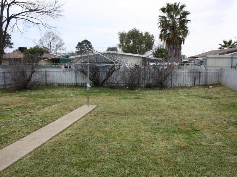 52 Ziegler Avenue, Kooringal NSW 2650