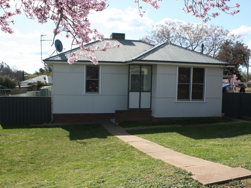 4 Gowrie Parade, Mount Austin NSW 2650