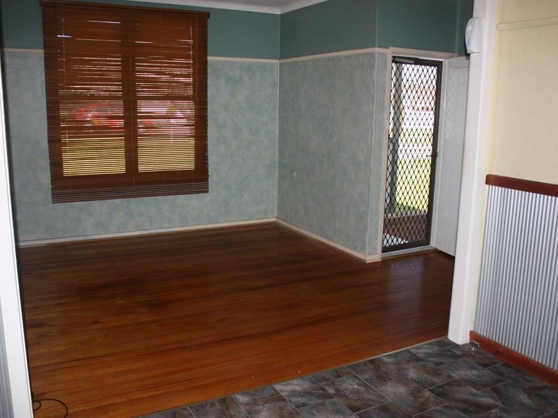 4 Gowrie Parade, Mount Austin NSW 2650