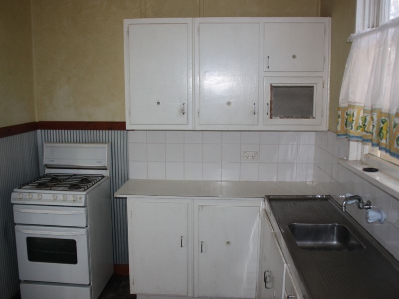 4 Gowrie Parade, Mount Austin NSW 2650