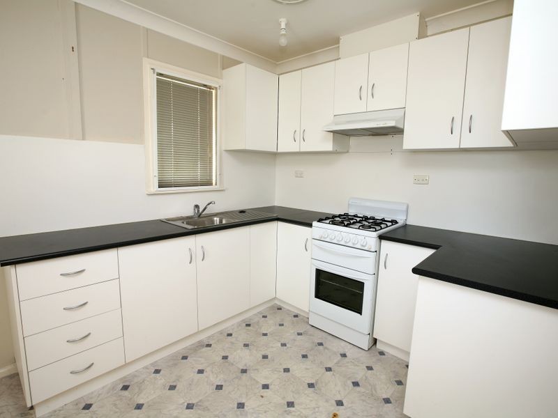 6 Townsend Place, Mount Austin NSW 2650